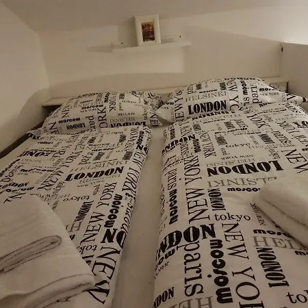 Center, 2, 3min Walk To River Vltava. Studio Prague